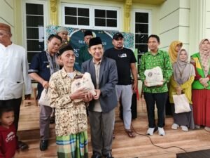 Penyaluran bantuan sembako dari Yakesma Banten dan Al Izzah kepada kaum dhuafa pada Jumat, 6 Maret 2026. (Dokumentasi Yakesma Banten)