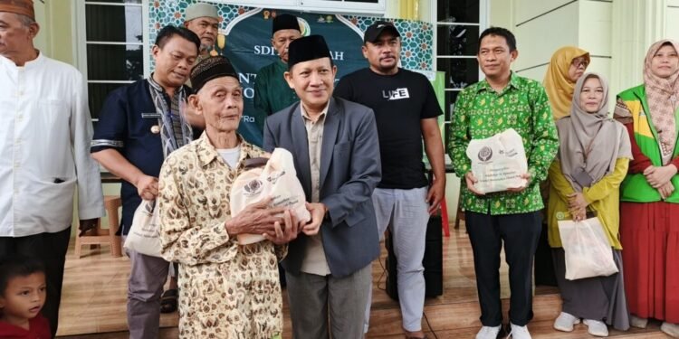 Penyaluran bantuan sembako dari Yakesma Banten dan Al Izzah kepada kaum dhuafa pada Jumat, 6 Maret 2026. (Dokumentasi Yakesma Banten)