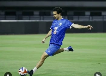 Capiton Foto Gelandang Persib Bandung Tom Haye bersiap melepaskan tendangan dalam laga BRI Super League 2025-2026. (Instagram @persib)