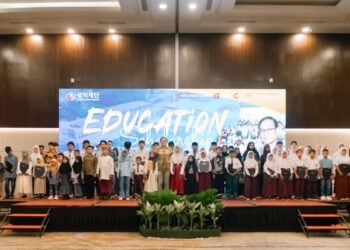 Pimpinan Yayasan Sangik Education Indonesia Jeon Jang Yeol foto bersama dengan puluhan penerima beasiswa di Swiss-Belinn Modern Cikande, pekan kemarin.