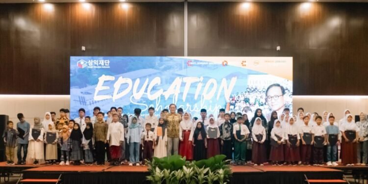 Yayasan Sangik Education Indonesia Salurkan Beasiswa ke-14 1 Pimpinan Yayasan Sangik Education Indonesia Jeon Jang Yeol foto bersama dengan puluhan penerima beasiswa di Swiss-Belinn Modern Cikande, pekan kemarin.