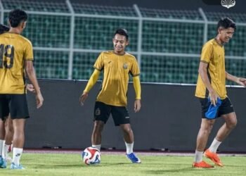 Capiton Foto Pemain Bhayangkara FC Sani Rizki berlatih bersama dua rekannya jelang lawan Arema FC di pekan ke-25 BRI Super League 2025-2026. (Instagram @bhayangkarafc)