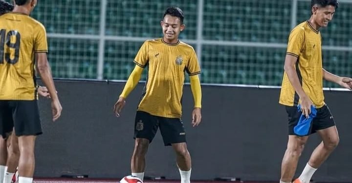 Capiton Foto Pemain Bhayangkara FC Sani Rizki berlatih bersama dua rekannya jelang lawan Arema FC di pekan ke-25 BRI Super League 2025-2026. (Instagram @bhayangkarafc)