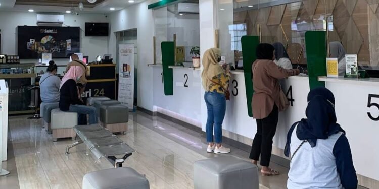 Aktivitas nasabah di pegadaian saat melakukan transaksi gadai menjelang Lebaran Idul Fitri di Pegadaian Cabang Serang. (Dok/Pegadaian)