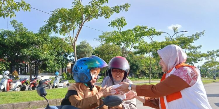 DPC PKS Kecamatan Jombang saat bagikan takjil di Jalan Bonakarta Cilegon pada Selasa, 10 Maret 2026. (Gillang/Bantenraya.com)