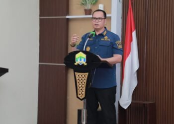 Walikota Serang Budi Rustandi menyampaikan sambutan dalam acara high level meeting di Hotel Wisata Baru, Kota Serang, Selasa 10 Maret 2026. (Dokumentasi Prokopim Setda Kota Serang untuk Bantenraya.com)