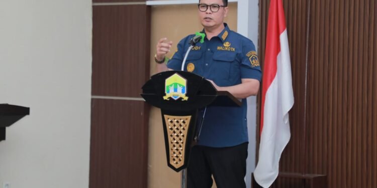 Walikota Serang Budi Rustandi menyampaikan sambutan dalam acara high level meeting di Hotel Wisata Baru, Kota Serang, Selasa 10 Maret 2026. (Dokumentasi Prokopim Setda Kota Serang untuk Bantenraya.com)