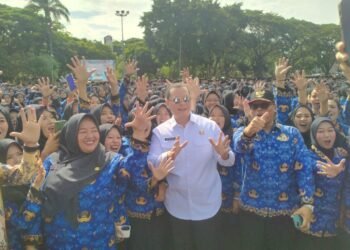 Capiton Foto Walikota Serang Budi Rustandi bersama ribuan PPPK Paruh Waktu usai melantik di Alun-alun Barat, Kota Serang, 23 Oktober 2025. Budi Rustandi telah menandatangani Perwal pencairan THR untuk ASN Pemkot Serang termasuk PPPK Paruh Waktu. (Harir Baldan/Bantenraya.com)