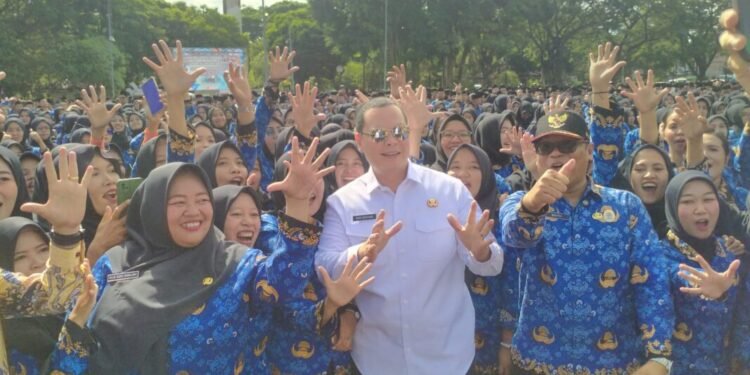 Capiton Foto Walikota Serang Budi Rustandi bersama ribuan PPPK Paruh Waktu usai melantik di Alun-alun Barat, Kota Serang, 23 Oktober 2025. Budi Rustandi telah menandatangani Perwal pencairan THR untuk ASN Pemkot Serang termasuk PPPK Paruh Waktu. (Harir Baldan/Bantenraya.com)