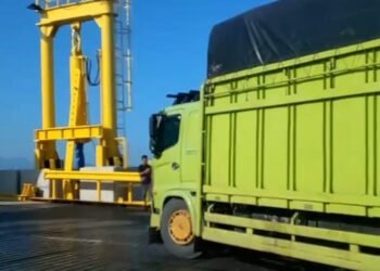 Suasana truk mulai memadati dermaga reguler di Pelabuhan Merak, Kamis 12 Maret 2026. (Uri/Banten Raya)