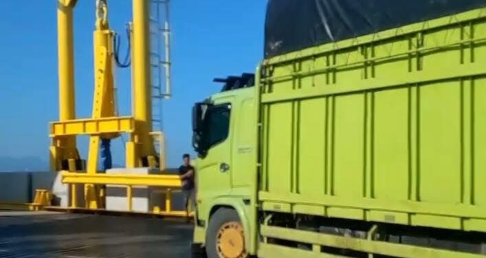 Suasana truk mulai memadati dermaga reguler di Pelabuhan Merak, Kamis 12 Maret 2026. (Uri/Banten Raya)