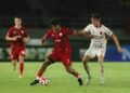 Pemain Persis Solo FC (jersey merah) dibayangi pemain Bali United FC dalam laga pekan ke-25 BRI Super League 2025-2026. (Instagram @persisofficial)