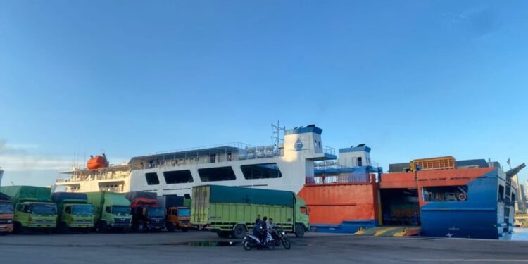 Suasana di Pelabuhan Ciwandan yang akan menampung pemudik menuju Pulau Sumatera pada arus mudik Lebaran 2026, Jumat (13/3). Tia/Banten Raya