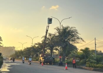 Petugas Dishub Cilegon memperbaiki JPU di JLS Cilegon yang akan dilalui oleh pemudik, Jumat (13/3). Tia/Banten Raya