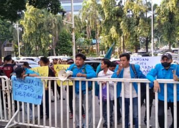 Aktivis KNPI Pandeglang melakukan demonstrasi di depan gedung BGN RI terkait pengelolaan MBG di Pandeglang. (Istimewa)