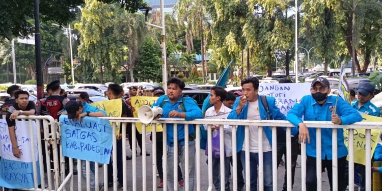 Aktivis KNPI Pandeglang melakukan demonstrasi di depan gedung BGN RI terkait pengelolaan MBG di Pandeglang. (Istimewa)