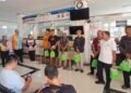 Plt Kepala Samsat Serang Kota saat memberikan doorprize dan hampers kepada wajib pajak. Jumat, (13/3/2026).
