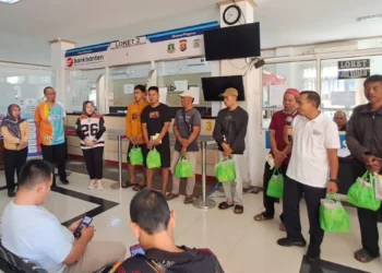 Plt Kepala Samsat Serang Kota saat memberikan doorprize dan hampers kepada wajib pajak. Jumat, (13/3/2026).