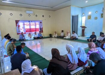 Ketua IKA FH Untirta Dadi Suryadi menyampaikan sambutan saat menggelar penyuluhan hukum di Pondok Yatim Terpadu, Kecamatan Gunungsari, Minggu 15 Maret 2026.(Andika/Bantenraya)