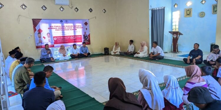 Ika FH Untirta dan Komnas PA Berikan Penyuluhan Hukum Kepada Anak Yatim 1 Ketua IKA FH Untirta Dadi Suryadi menyampaikan sambutan saat menggelar penyuluhan hukum di Pondok Yatim Terpadu, Kecamatan Gunungsari, Minggu 15 Maret 2026.(Andika/Bantenraya)