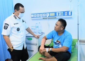 Penjaga Lintasan Kereta Api Dipatok Ular Tanah, Budi Rustandi Langsung Menjenguk 5 Walikota Serang Budi Rustandi menjenguk petugas jaga lintasan kereta Walantaka, Nurrahman di RSUD Banten, Kota Serang yang dipatok ular tanah, Senin 16 Maret 2026. (Dokumentasi Prokopim Setda Kota Serang untuk Bantenraya.com)