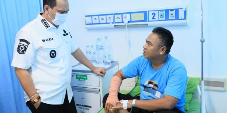 Walikota Serang Budi Rustandi menjenguk petugas jaga lintasan kereta Walantaka, Nurrahman di RSUD Banten, Kota Serang yang dipatok ular tanah, Senin 16 Maret 2026. (Dokumentasi Prokopim Setda Kota Serang untuk Bantenraya.com)