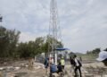 Petugas Telkomsel saat melakukan penguatan jaringan internet di BTS Pulau Sangiang memasuki momen Lebaran dan libran. (Dokumentasi Telkomsel)