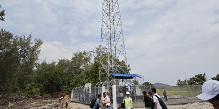 Petugas Telkomsel saat melakukan penguatan jaringan internet di BTS Pulau Sangiang memasuki momen Lebaran dan libran. (Dokumentasi Telkomsel)