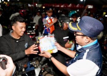 Dirut PT ASDP Indonesia Ferry Heru Widodo tinjau langsung pemudik di Pelabuhan Ciwandan. (Dokumentasi PT ASDP Indonesia)