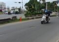 Pengendara motor menghindatri jalan berlubang yang ada di sekitar Kampus Merah Jalan Lingkar Selatan (JLS), Desa Serdang, Kecematan Kramatwatu, Minggu (1/3/2026). (Andika/Bantenraya.com)