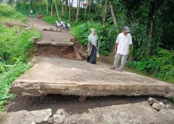 Jembatan Penghubung Dua Desa di Jiput Pandeglang Ambruk 6 Bangunan Jembatan Cikoter penghubung dua desa di Kecamatan Jiput, Kabupaten Pandeglang, ambruk.