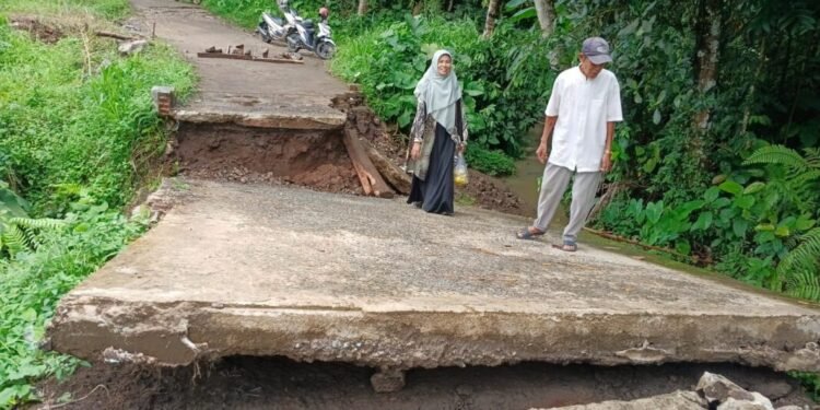 Bangunan Jembatan Cikoter penghubung dua desa di Kecamatan Jiput, Kabupaten Pandeglang, ambruk.
