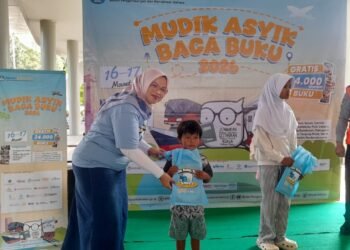 Kemendikdasmen Bagikan Ribuan Buku Gratis untuk Pemudik di Terminal Pakupatan 6 Kemendikdasmen Bagikan Ribuan Buku Gratis