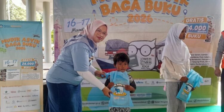 Kemendikdasmen Bagikan Ribuan Buku Gratis untuk Pemudik di Terminal Pakupatan 1 Kemendikdasmen Bagikan Ribuan Buku Gratis