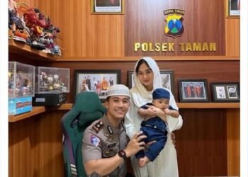 Kapolsek Taman Kompol Kanisius Franata membagikan potret keluarga kecilnya di media sosial.