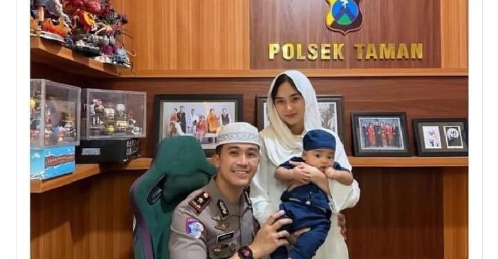 Kapolsek Taman Kompol Kanisius Franata membagikan potret keluarga kecilnya di media sosial.