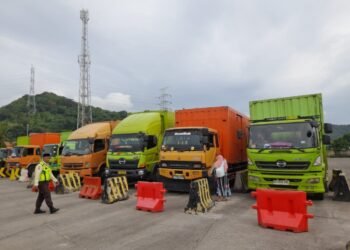 Gelombang Tinggi Terjang Pelabuhan Merak
