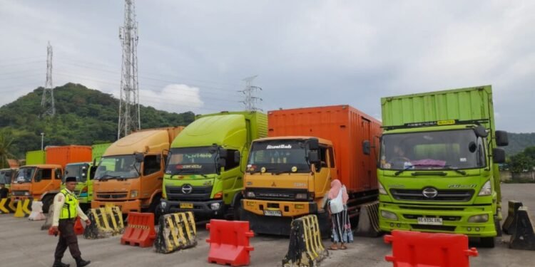 Gelombang Tinggi Terjang Pelabuhan Merak