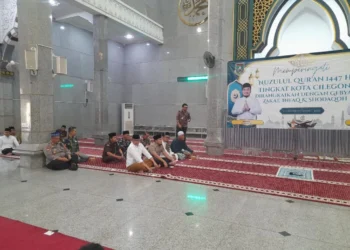 Walikota Cilegon hadir dalam acara Nuzulul Kuran yang diger Kersa. Dimana, ia memastikan honor-honor akan cair sebelum Ramadan, Senin (9/3). (Uri/Bantenraya)