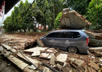 Walikota Cilegon Robinsar berjanji memperbaiki mobil Avanza milik warga yang tertimpa runtuhan tembok belakang Rumah Dinas Walikota