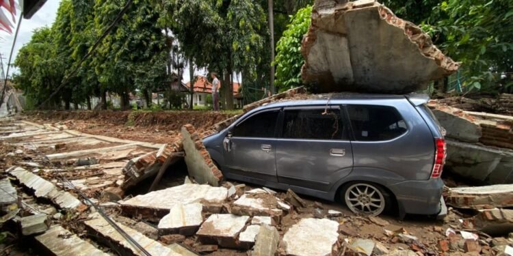 Walikota Cilegon Robinsar berjanji memperbaiki mobil Avanza milik warga yang tertimpa runtuhan tembok belakang Rumah Dinas Walikota
