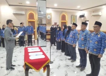 Sekda Kota Serang Nanang Saefudin lantik tujuh pejabat di Aula Setda lantai 1 Puspemkot Serang, Senin 2 Maret 2026. (Harir Baldan/Bantenraya.com)