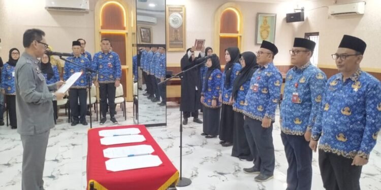 Sekda Kota Serang Nanang Saefudin lantik tujuh pejabat di Aula Setda lantai 1 Puspemkot Serang, Senin 2 Maret 2026. (Harir Baldan/Bantenraya.com)