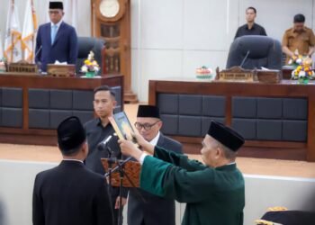 Pengambilan Sumpah Jabatan Abdul Rohman saat diambil sumpah dan janjinya sebagai anggota DPRD Banten menggantikan Ustadz Asnin Syafiuddin melalui agenda PAW. Selasa, (3/3/2026).