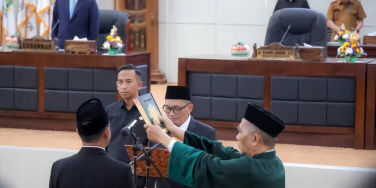 Asnin Syafiuddin Diganti Lewat PAW, PKS Banten Harap Abdul Maksimalkan Aspirasi Dapil 1 Pengambilan Sumpah Jabatan Abdul Rohman saat diambil sumpah dan janjinya sebagai anggota DPRD Banten menggantikan Ustadz Asnin Syafiuddin melalui agenda PAW. Selasa, (3/3/2026).