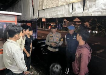 Personel Polres Pandeglang melaksanakan patroli sahur dialogis di wilayah hukum Kabupaten Pandeglang, Rabu (4/3), dini hari.
