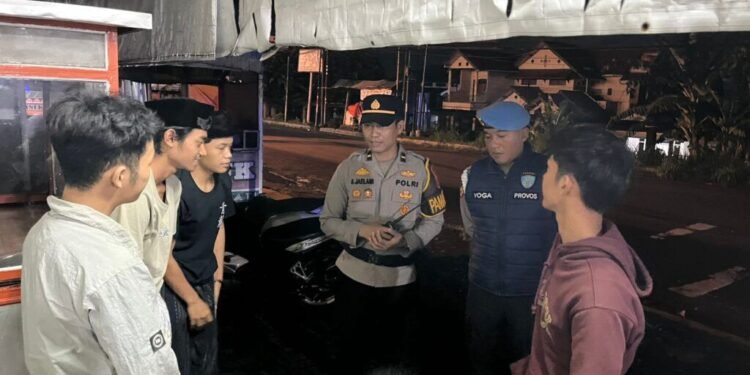 Personel Polres Pandeglang melaksanakan patroli sahur dialogis di wilayah hukum Kabupaten Pandeglang, Rabu (4/3), dini hari.