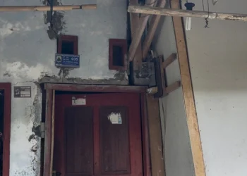 Rumah warga lebak terancam roboh akibat pergeseran tanah