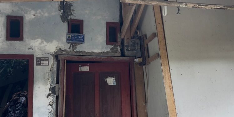 Rumah warga lebak terancam roboh akibat pergeseran tanah