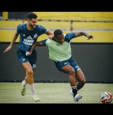 Capiton Foto Dua pemain Semen Padang berebut bola dalam sesi latihan jelang menjamu PSIM Yogyakarta pekan ke-24 BRI Super League 2025-2026. (Instagram @semenpadangfcid)